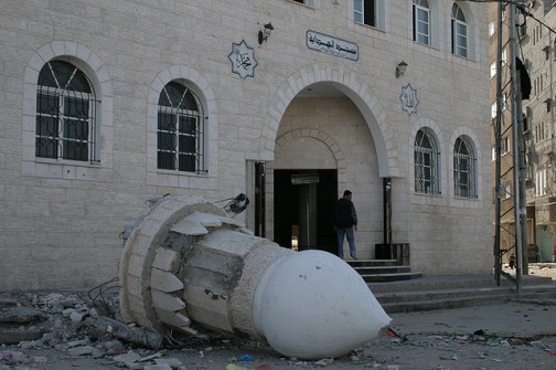 مئذنة المسجد بعد قصفه في حرب 2008