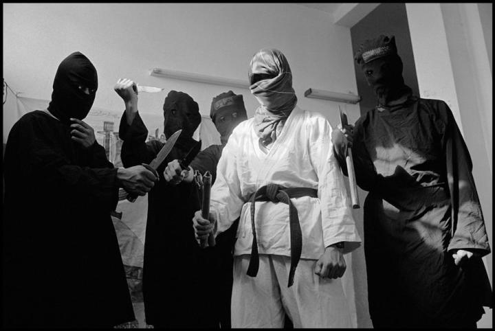 شبان ينتمون لحماس في احد مساجد غزة 1993